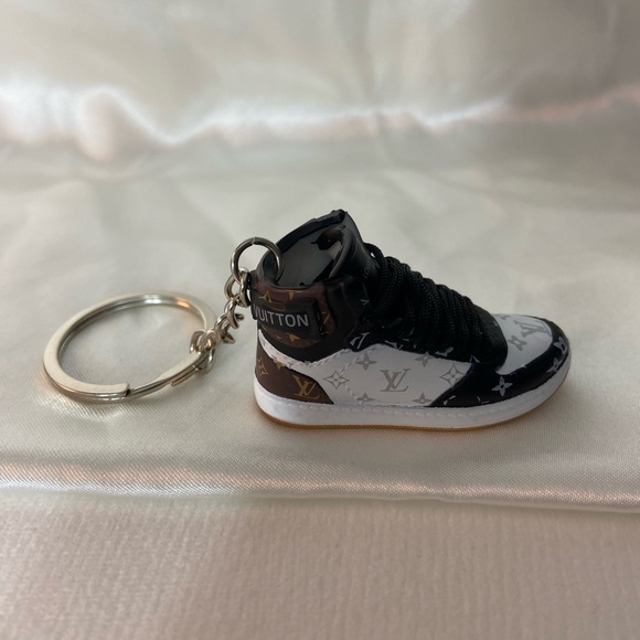 Fashion Mini Sneaker Keychain - Picture 2 of 2